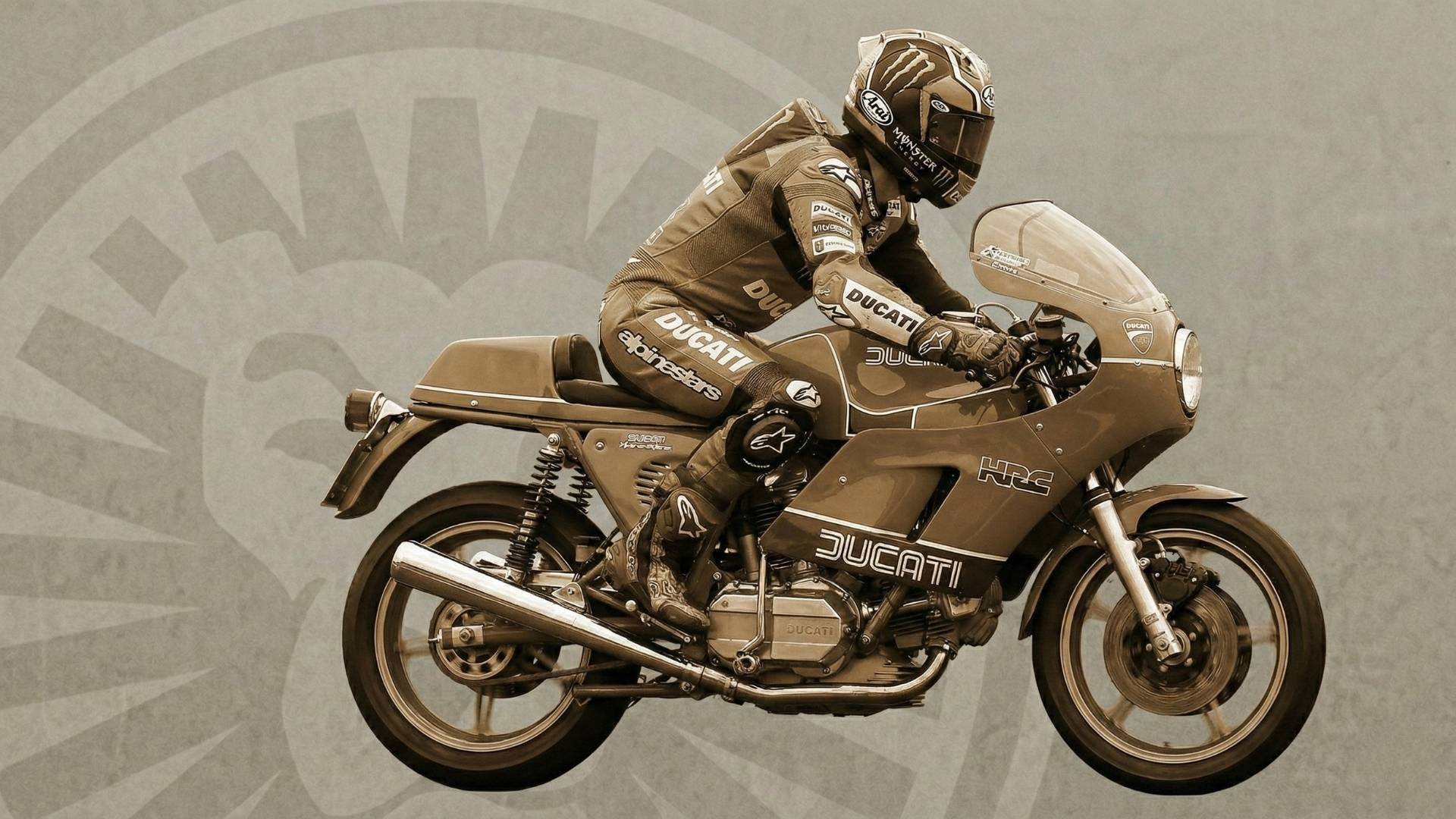 Motociclista con traje de cuero en una motocicleta Ducati clásica.