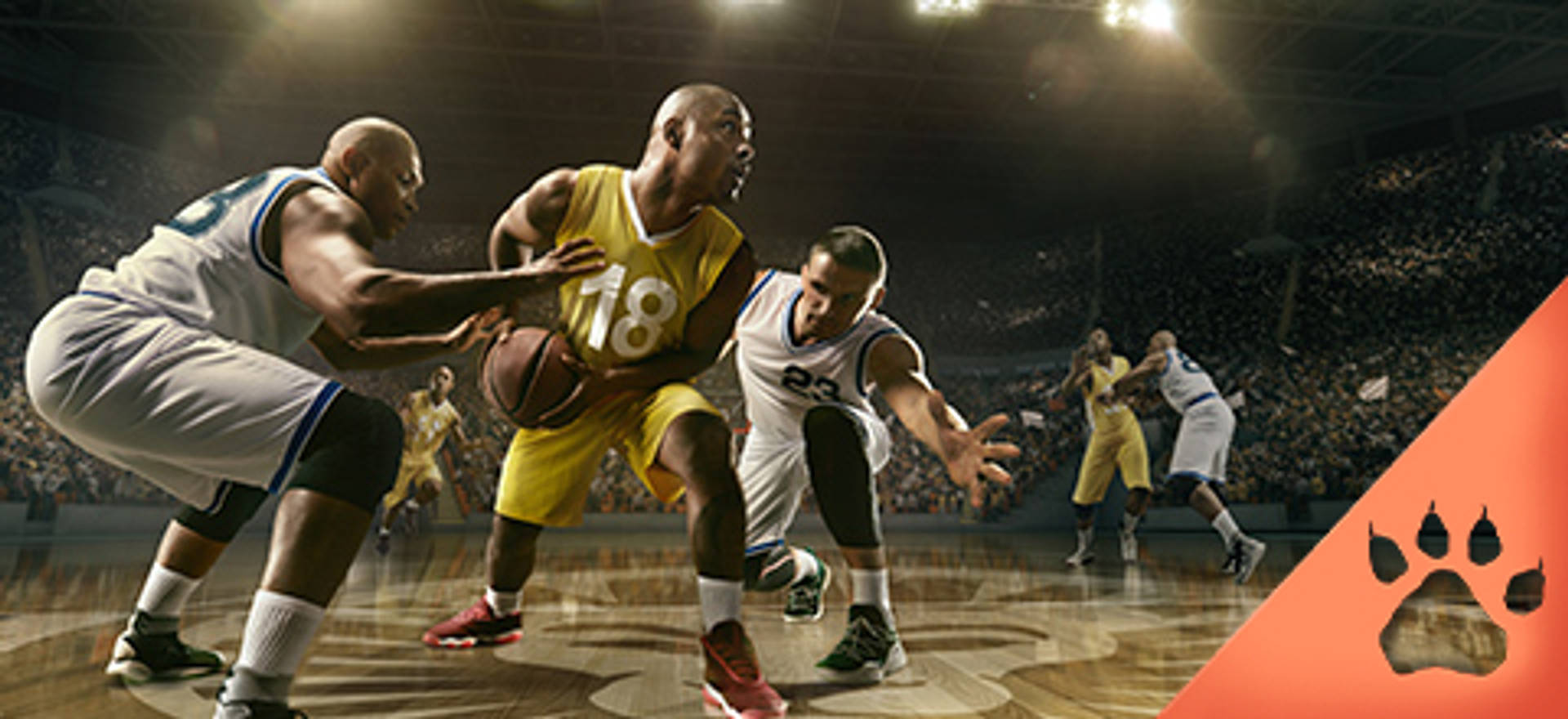 Jugadores de baloncesto compitiendo en un partido en una cancha iluminada.