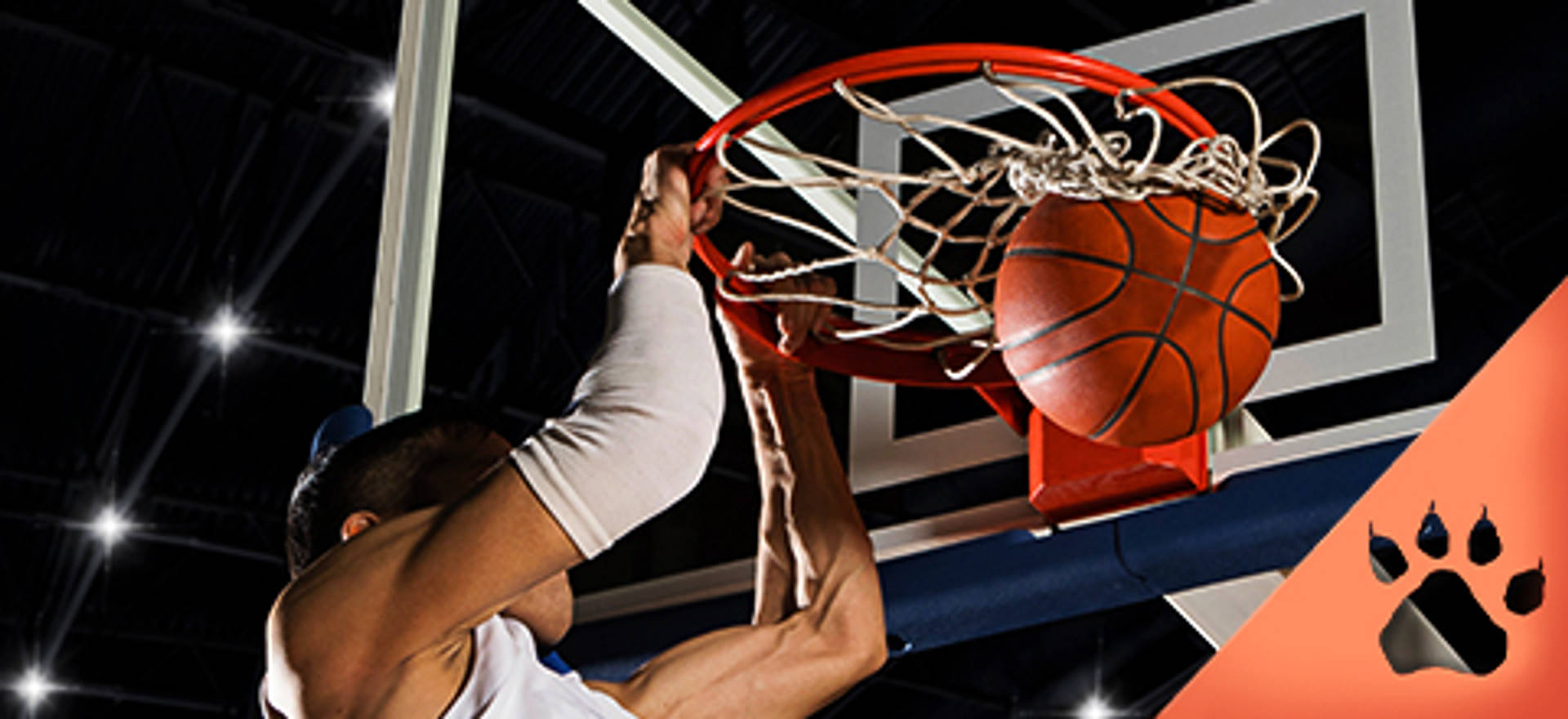 Baloncestista encestando el balón en la canasta con el logo de la marca en la esquina inferior.