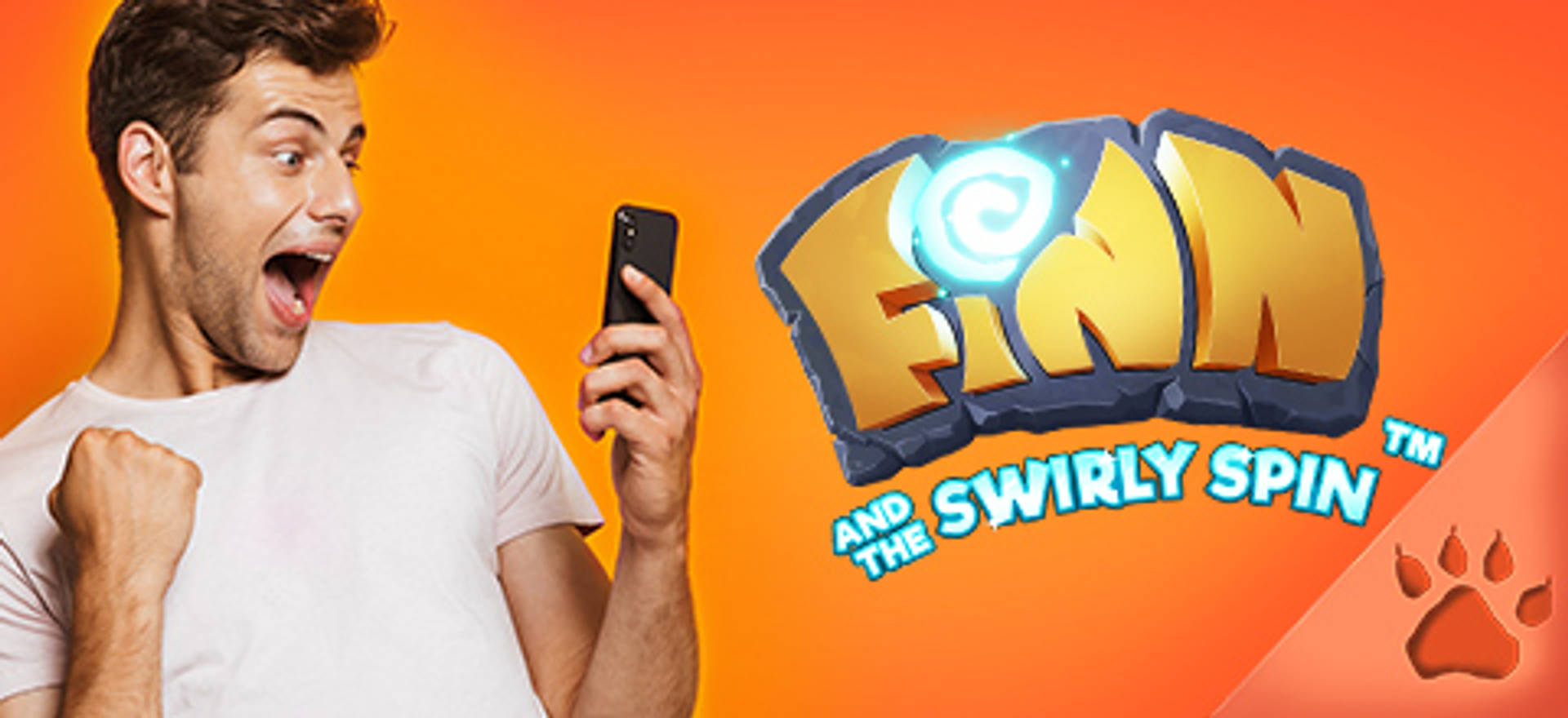 Hombre celebrando con el móvil junto al logo del juego 'Finn and the Swirly Spin'.